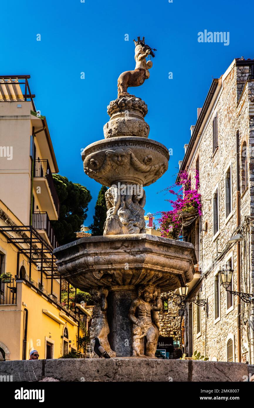 Domplatz mit Brunnen, Taormina auf einer Felsenterrasse am Hang von Monte Tauro, Taormina, Sizilien, Italien Stockfoto