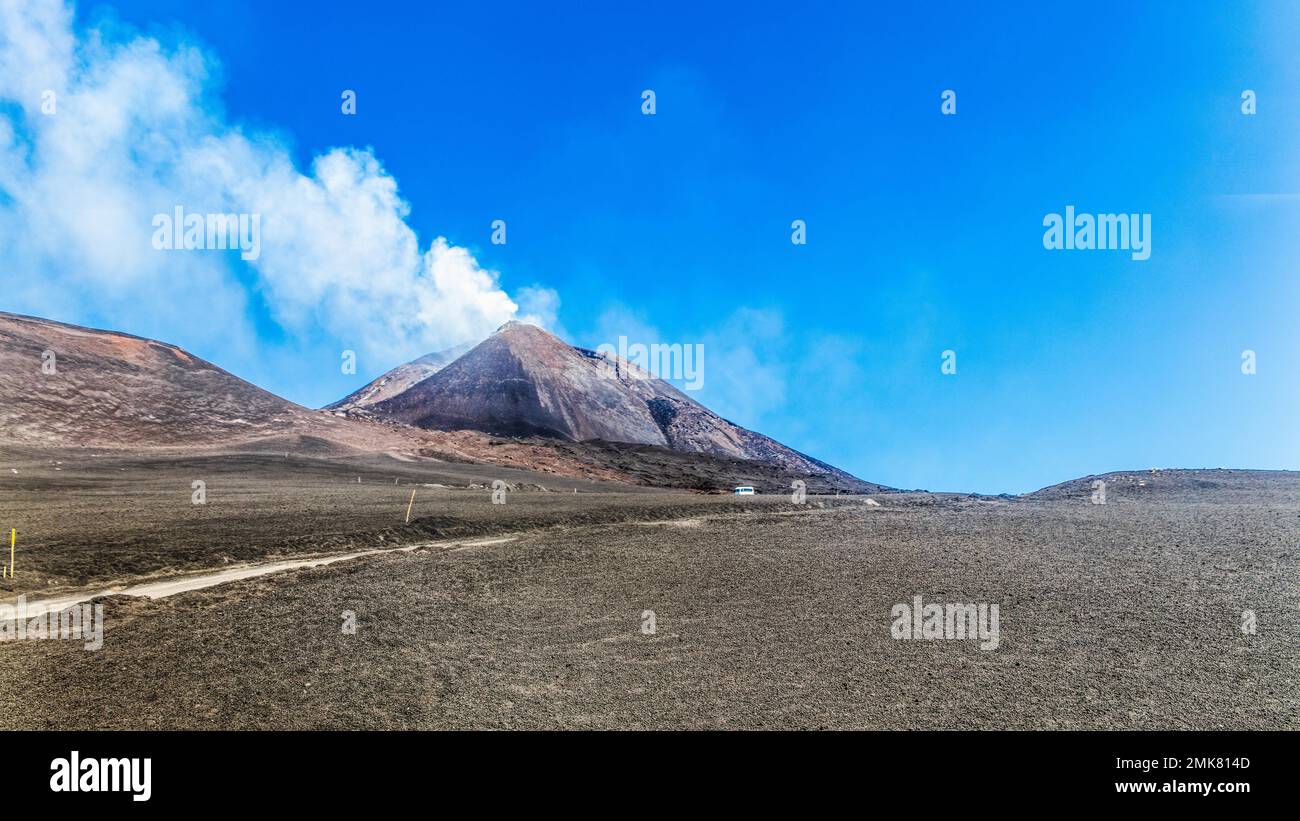 Südliche Flanke des Ätna mit Sekundärkratern, Aetna mit vier Gipfelkratern ist mit 3357 Metern der höchste aktive Vulkan in Europa, Aetna, Sizilien Stockfoto