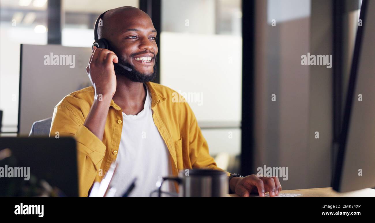 Callcenter, Kundenservice und Schwarzer Berater im Büro, die eine Online-Beratung durchführen. Kontaktieren Sie uns, E-Commerce-Vertriebsmitarbeiter und Männer Stockfoto