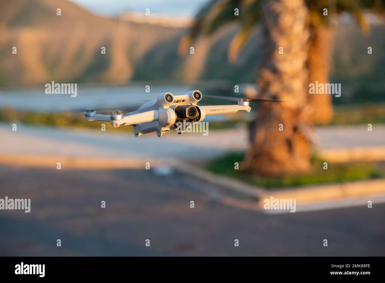 Teneriffa, Spanien, 27. Januar 2023: Eine DJI Mini 3 Pro Drohne im Flug, DJI's neue leichte Drohne Stockfoto