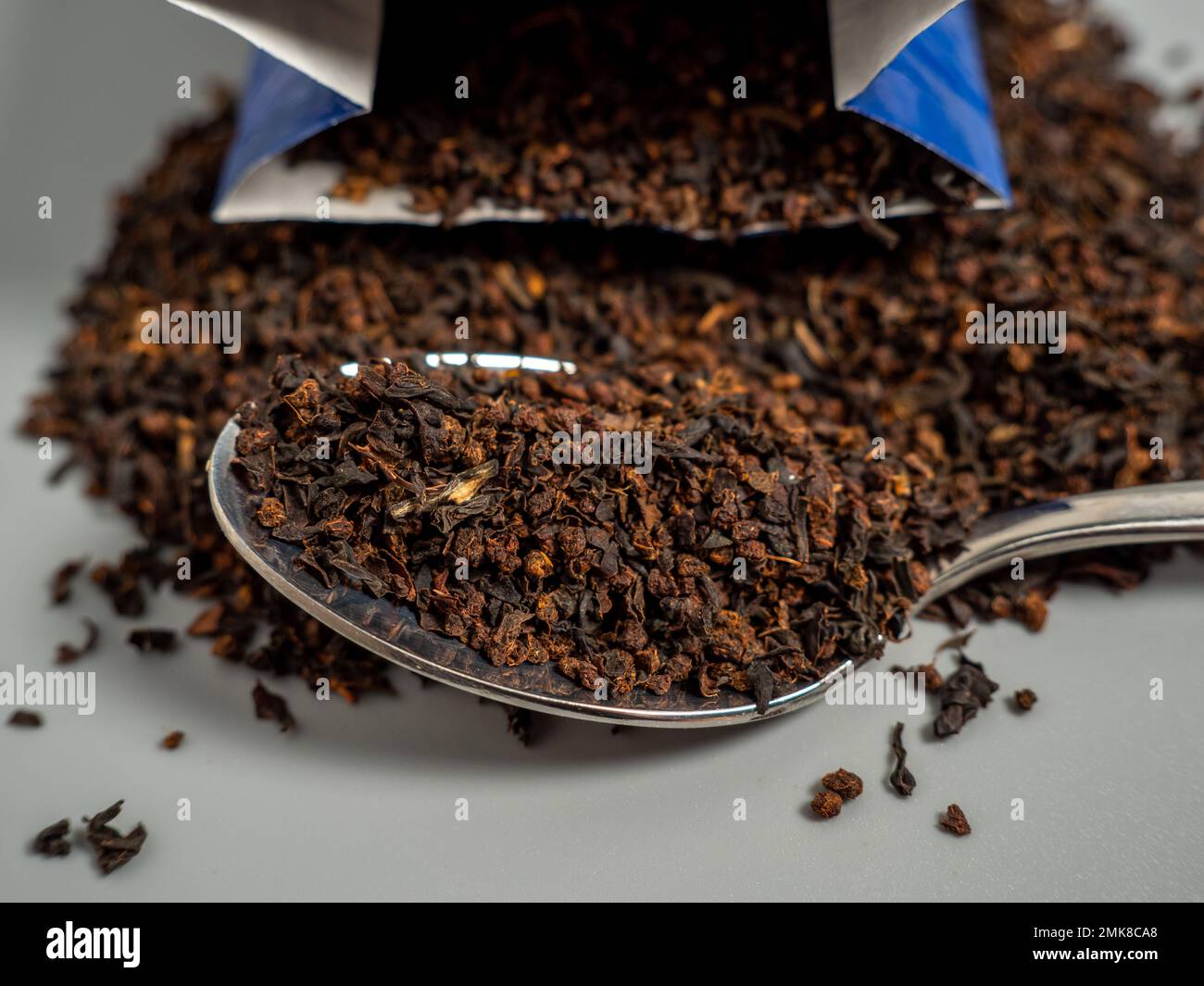 Schwarzer Tee. Trockene Zubereitung von schwarzem Tee. Verpackung für schwarzen Tee. Stockfoto