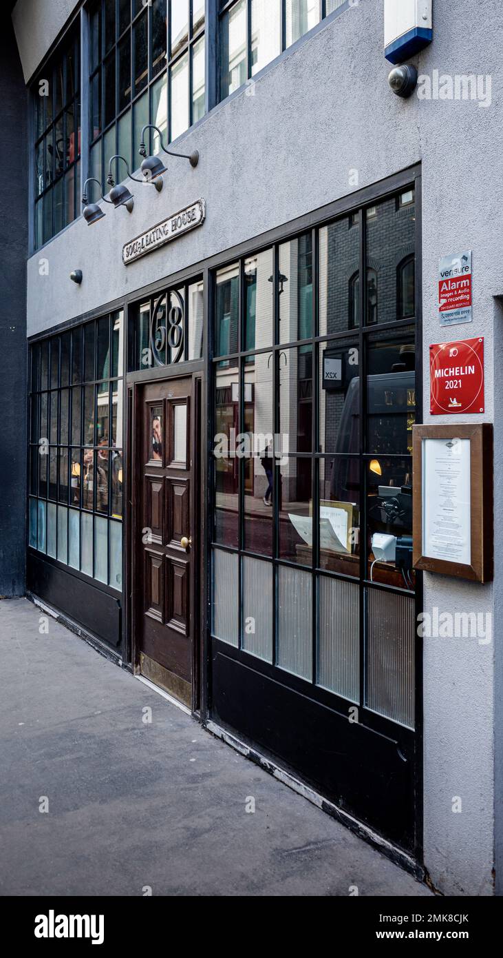 Social Eating House Soho London - 58 Poland Street, Soho, London. Das moderne Restaurant wurde 2013 vom mit einem Michelin-Stern ausgezeichneten Koch Jason Atherton eröffnet. Stockfoto