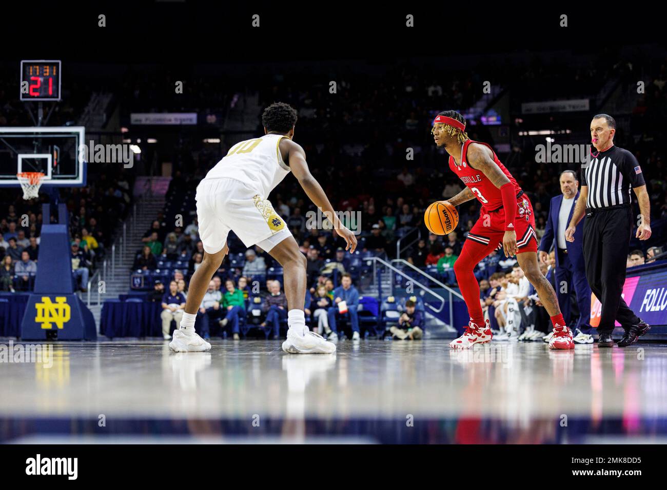 South Bend, Indiana, USA. 28. Januar 2023. Ein Blick aus dem niedrigen Winkel, während Louisville Guard El Ellis (3) und Notre Dame Guard Marcus Hammond (10) während der NCAA-Basketballspiele zwischen den Louisville Cardinals und Notre Dame Fighting Irish im Purcell Pavilion im Joyce Center in South Bend, Indiana, verteidigen. Notre Dame besiegte Louisville 76-62. John Mersits/CSM/Alamy Live News Stockfoto