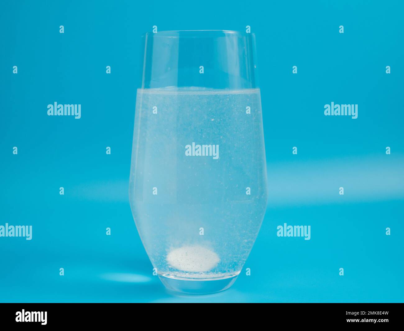 Ein sprudelndes aspirin in ein glas wasser -Fotos und