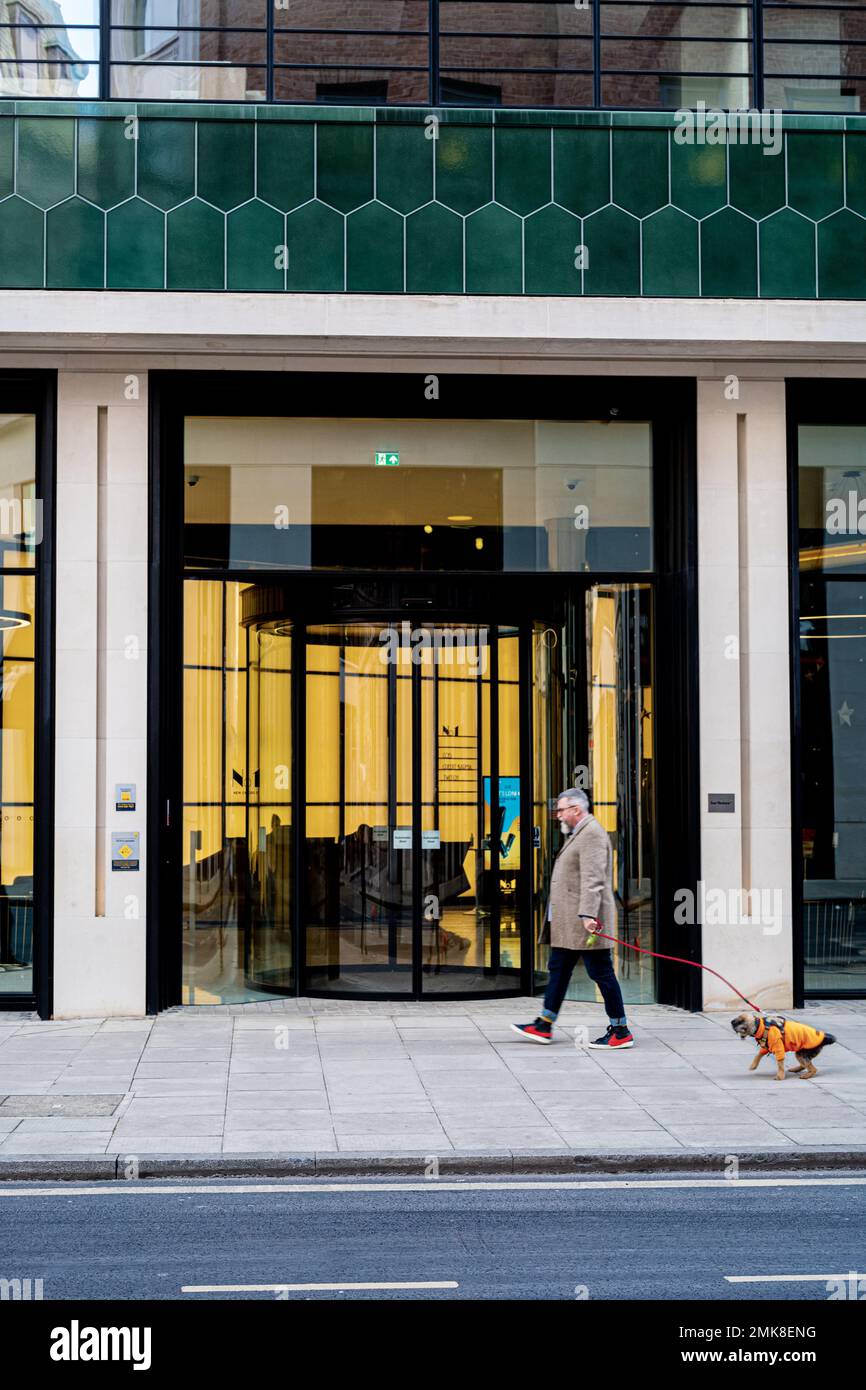 Nr. 1 New Oxford Street London - Eingangsfoyer des Art déco-Gebäudes aus dem Jahr 1939, Sanierung mit gemischten Verwendungszwecken, fertiggestellt im Jahr 2017, Architekt ORMS. Stockfoto