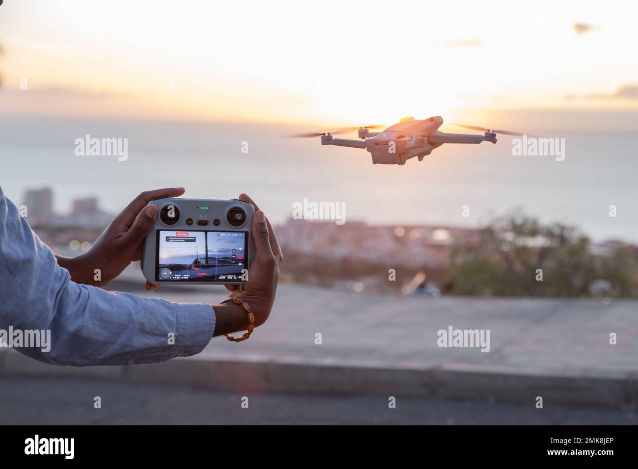 Teneriffa, Spanien, 27. Januar 2023: Ein Pilot steuert eine DJI mini 3 Pro Drohne und zeigt den Controller-Bildschirm an Stockfoto