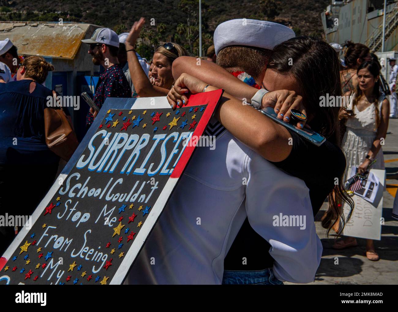 SAN DIEGO (Sept. 7, 2022) Matrosen, die dem Schnellangriff-U-Boot USS Scranton (SSN 756) der Los Angeles-Klasse zugewiesen wurden, werden am Ende eines siebenmonatigen Einsatzes am 7. September mit Freunden und Familie an Bord des Marinestützpunktes Loma wiedervereint. Scranton hat während des Einsatzes fast 50.000 Seemeilen zurückgelegt und sah Hafenbesuche in Guam, Yokosuka und Okinawa. Stockfoto