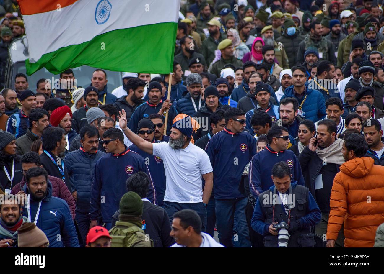 Der Führer des indischen Kongresses, Rahul Gandhi (in weißer C), winkt während des "Bharat Jodo Yatra" oder (Einheitsmarsch Indien) in Anantnag Süd-Kaschmir auf die Menschen zu. Der marsch ist eine laufende Massenbewegung, die am 7. September 2022 vom indischen Nationalkongress (einer wichtigen politischen Partei in Indien) unter der Leitung des Parteiführers Rahul Gandhi begonnen wurde, der zusammen mit seinen Anhängern Teil seiner fünfmonatigen (3.570km) (2.218 Meile) 150 Tage lang marschieren Sie landesweit durch 12 Bundesstaaten von Kanyakumari in Südindien bis Kaschmir in Nordindien. Dem marsch schließen sich andere politische Parteien an, darunter Berühmtheiten und viele Stockfoto