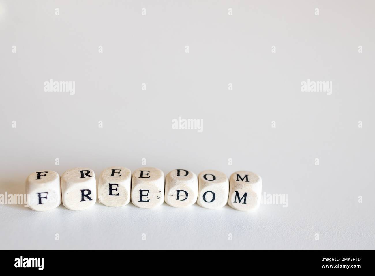 Wortfreiheit aus Holzwürfeln, isoliert auf weißem Hintergrund Stockfoto