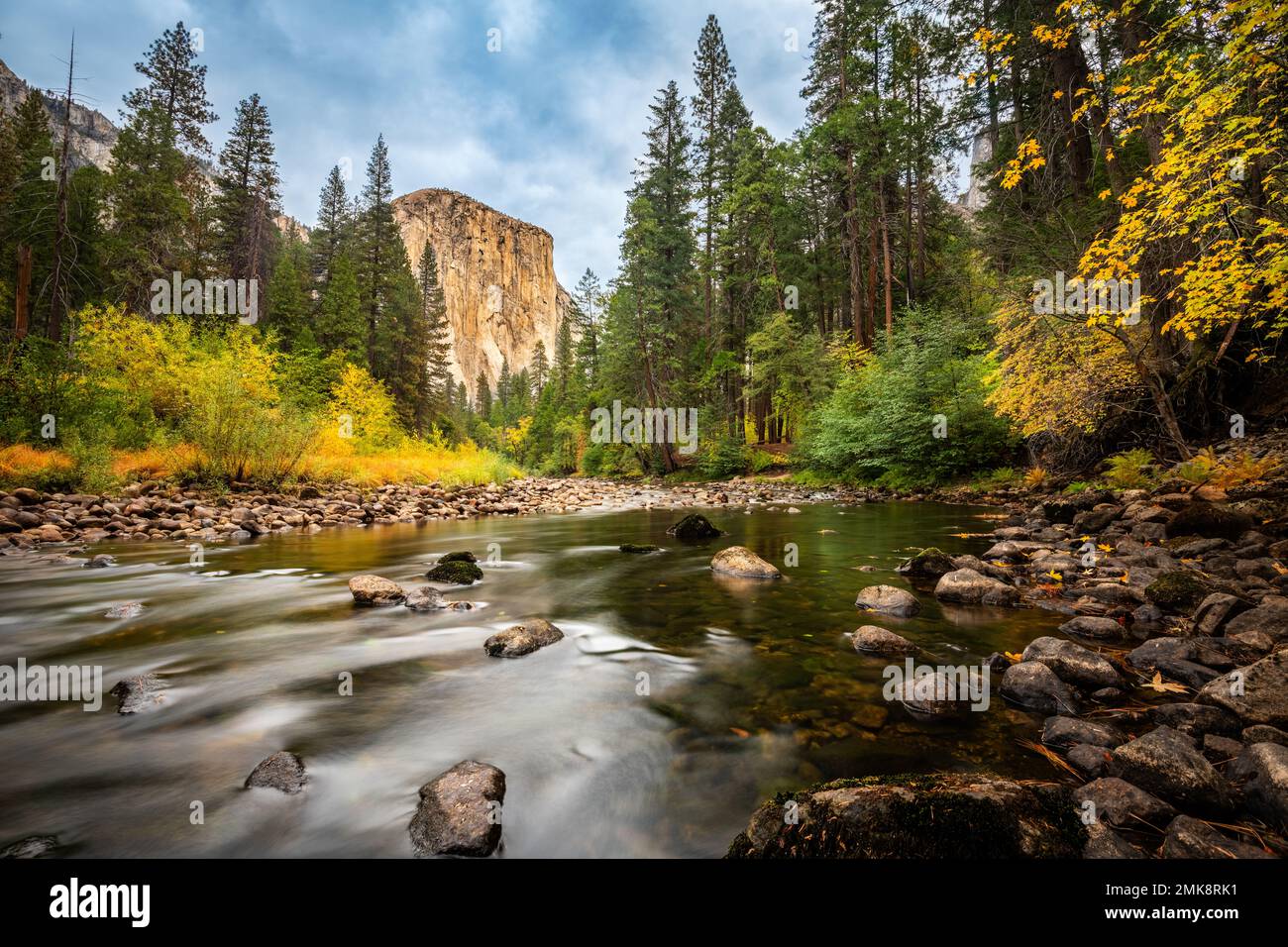 Das berühmte El Capitan am Merced River im Herbst Stockfoto