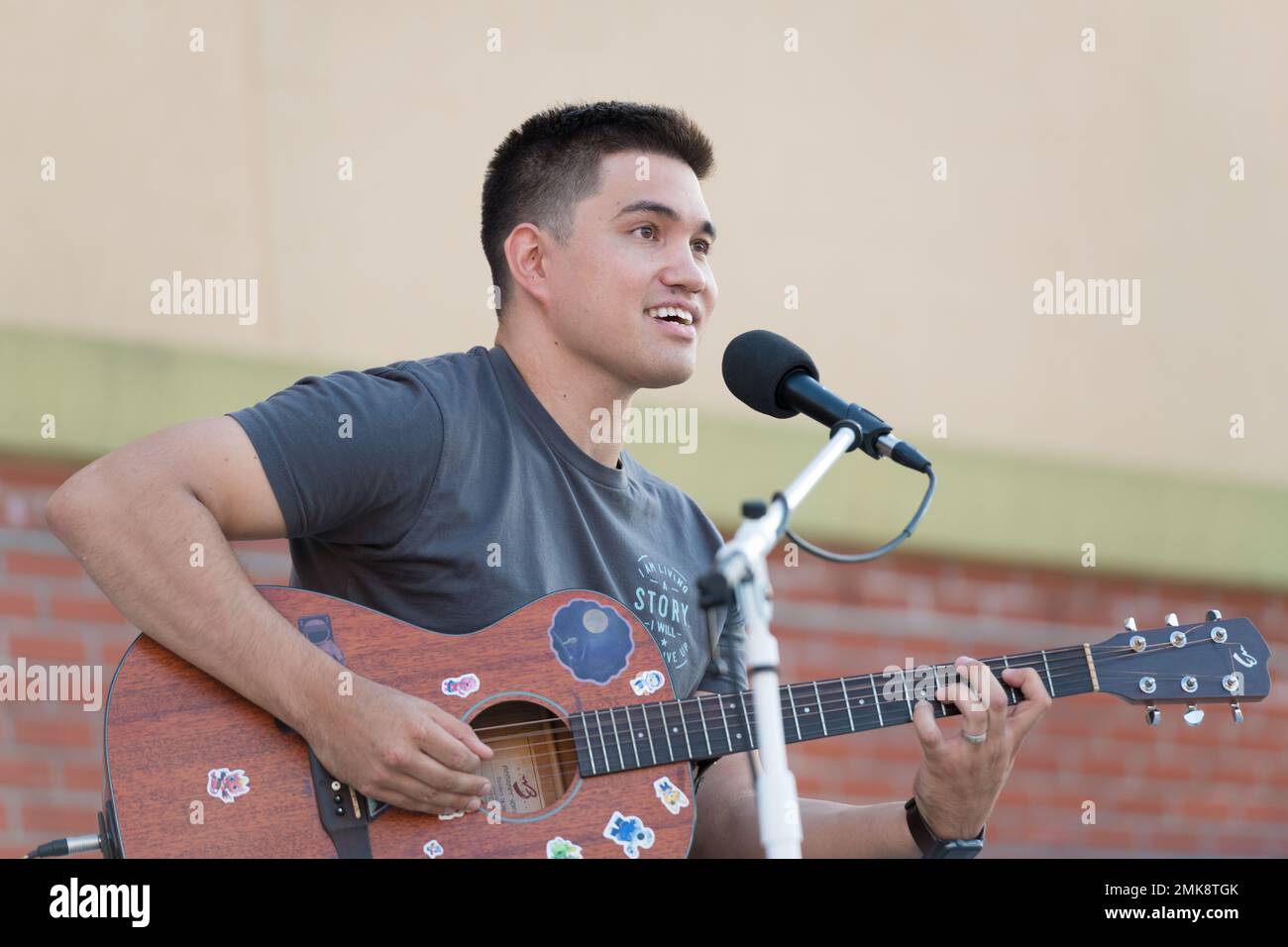 US-Armeekapt Matthew Gabriel singt ein Lied während der Veranstaltung „Light Up the Night“ der USAG Humphreys, die von der 1. Signal Brigade am Mittwoch, den 7. September, von 5 bis 8 Uhr im Downtown Plaza veranstaltet wird. Die Veranstaltung steht allen Mitgliedern der USAG Humphreys-Gemeinschaft offen, um mehr über Suizid zu erfahren, einschließlich Risikofaktoren, Warnzeichen, Statistiken, Behandlung, Und wie man verantwortungsvoll darüber berichtet. Stockfoto