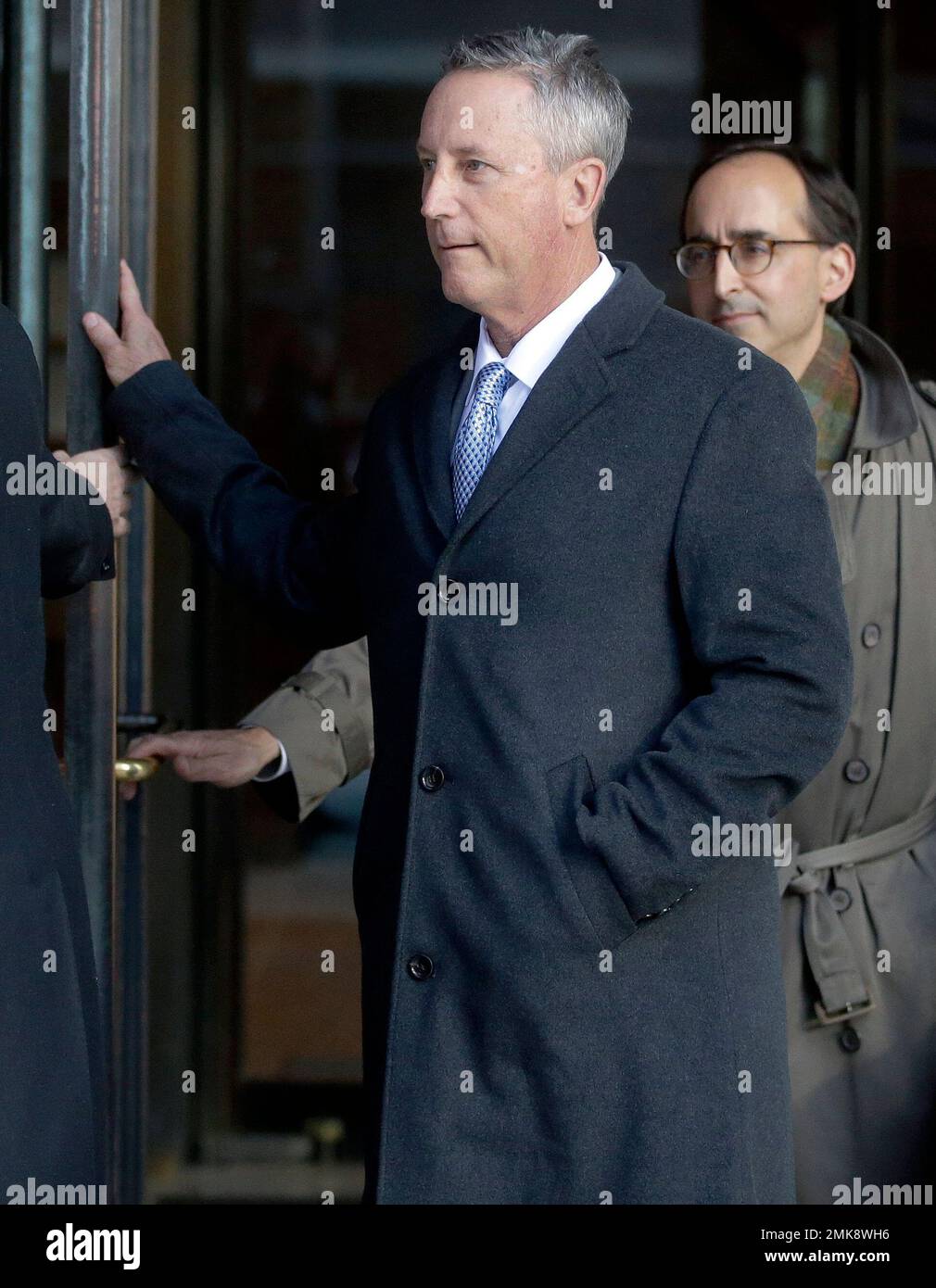 Martin Fox, from a private tennis academy in Houston, departs federal court in Boston on Monday, March 25, 2019, after facing charges in a nationwide college admissions bribery scandal. (AP Photo/Steven Senne) Stockfoto