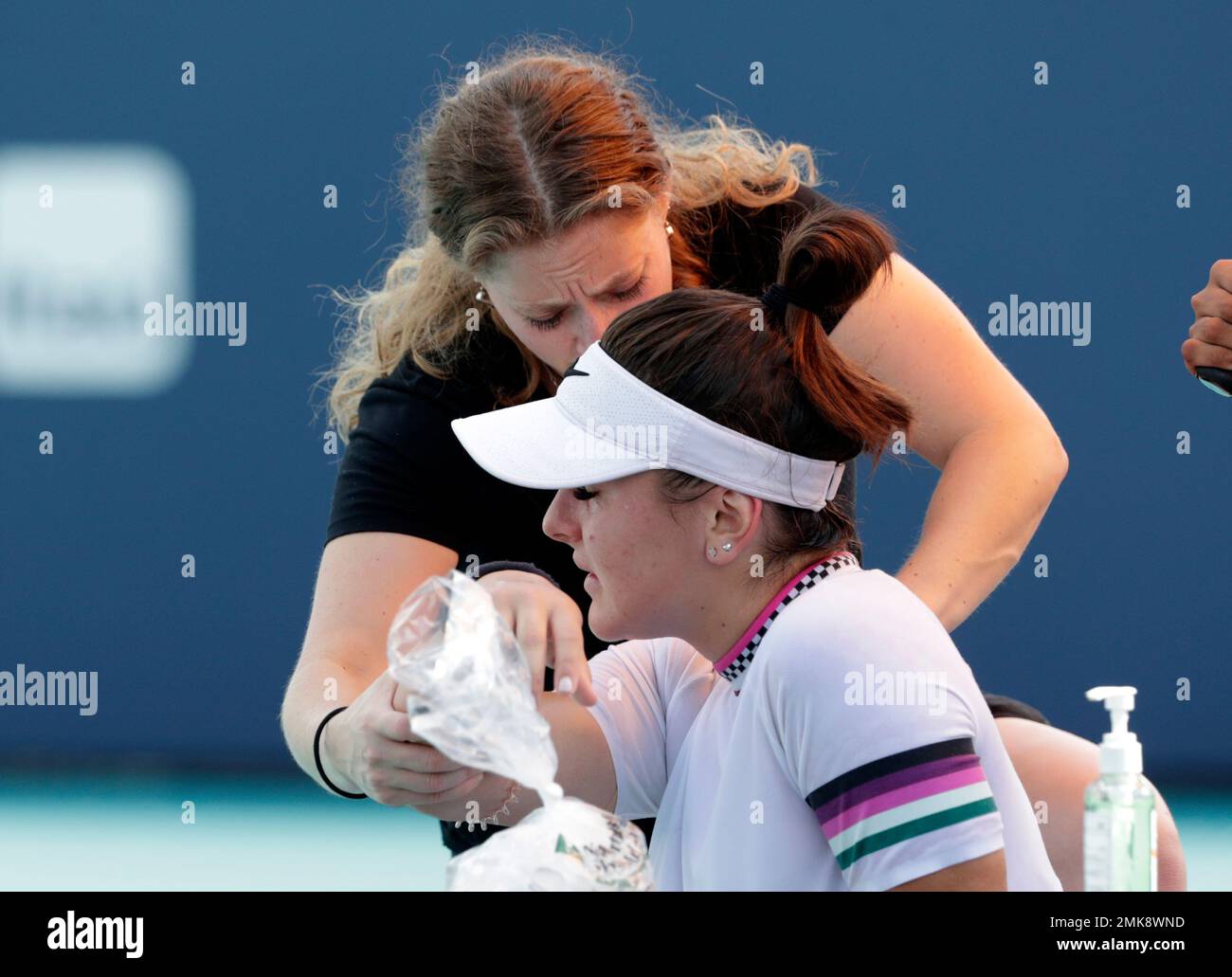 Bianca Andreescu, front, of Canada, receives medical treatment from Lisa Pataky, of the WTA, during her match against Anett Kontaveit, of Estonia, during the Miami Open tennis tournament, Monday, March 25, 2019, in Miami Gardens, Fla. Andreescu retired from the match. (AP Photo/Lynne Sladky) Stockfoto