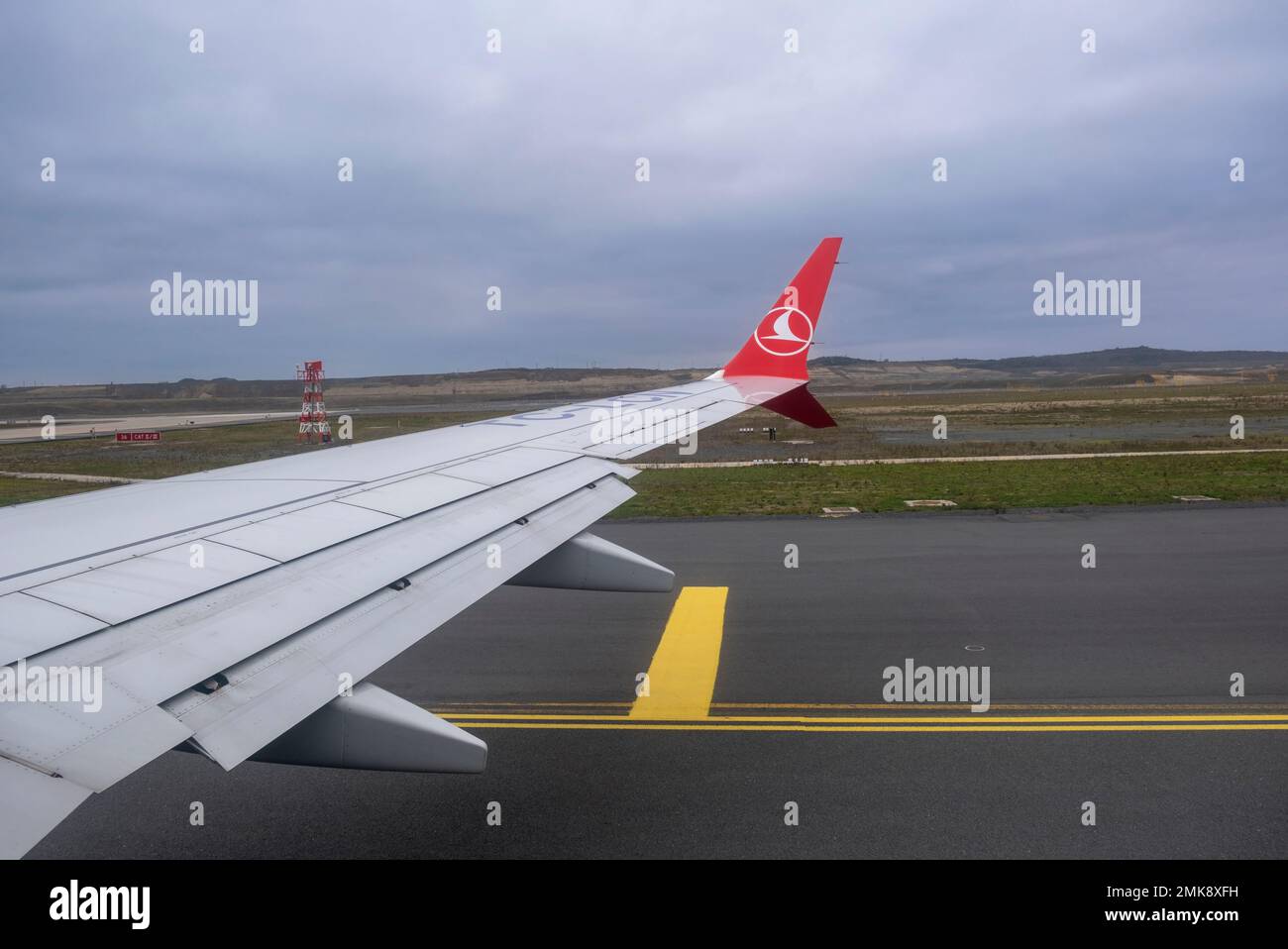 Rize, Türkei, 01.23.2023: Start- und Landebahnansicht vom Flugzeugfenster aus. Turkish Airlines-Logo. Turkish Airlines. Reise in den Himmel. Flugzeugreise. Stockfoto