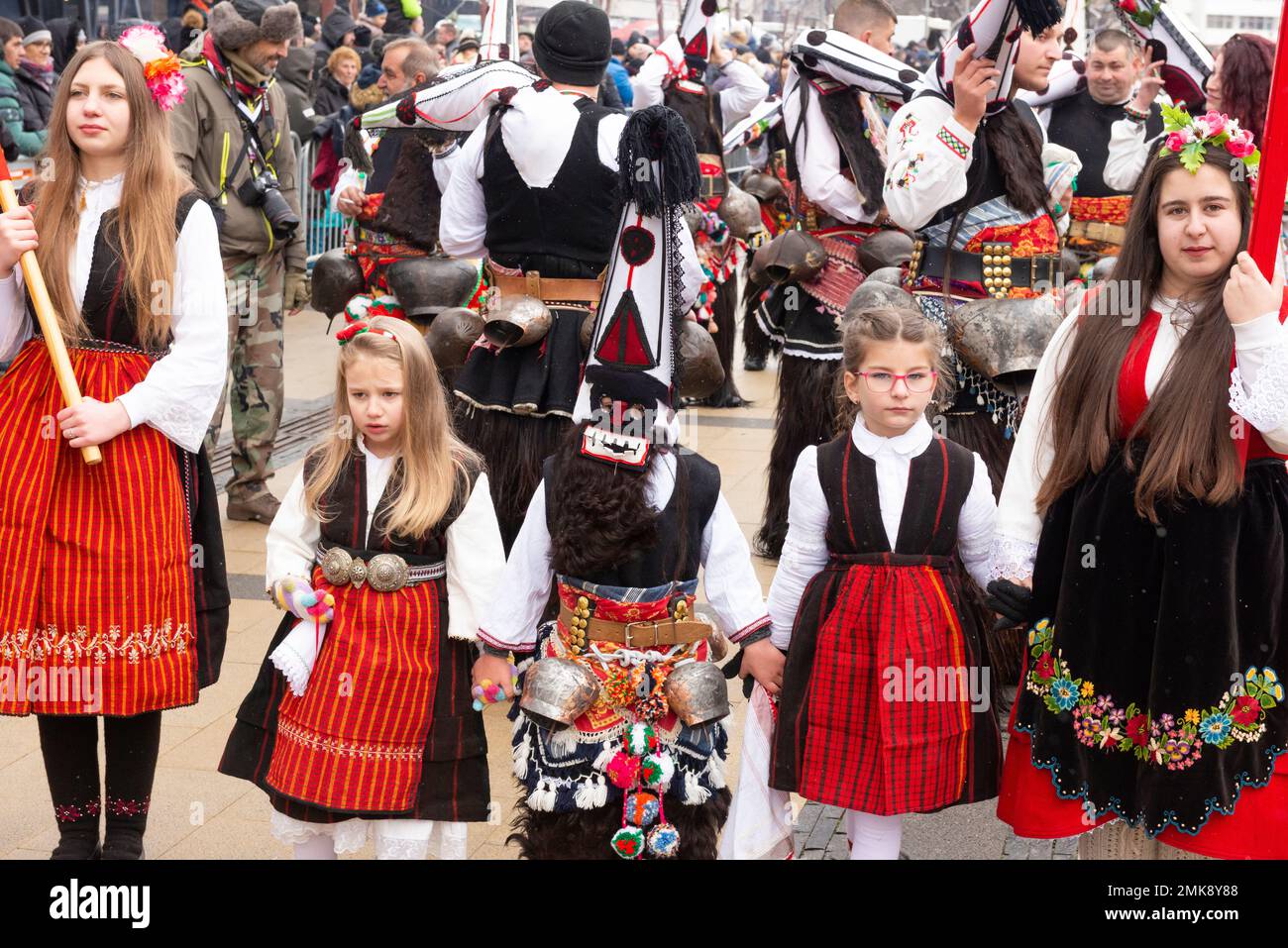 Pernik, Bulgarien. 28. Januar 2023 Kinder, die am Surva International Festival of Masquerade Games teilnehmen, sind das größte Winterfestival in Europa und die beliebteste und maßgeblichste Manifestation traditioneller Volksspiele, Masken und Kostüme in Bulgarien. Dieses Jahr ist es die 29. Festival-Ausgabe, die drei ganze Tage lang mit mehr als 10 000 Teilnehmern aus ganz Europa abgehalten wird. Die Veranstaltung umfasst zahlreiche Konzerte und Workshops, Getränke- und Imbissstände und zieht Zehntausende von Zuschauern auf sich. Kredit: Ognyan Yosifov/Alamy Live News Stockfoto