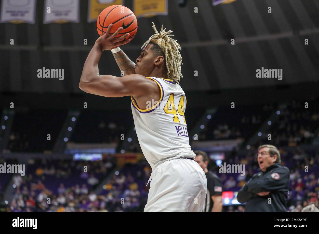 Baton Rouge, LA, USA. 28. Januar 2023. Adam Miller (44) von LSU liefert während der NCAA-Basketball-Action zwischen den Texas Tech Red Raiders und den LSU Tigers während der SEC/Big 12 Challenge im Pete Maravich Assembly Center in Baton Rouge, LA, drei Punkte. Jonathan Mailhes/CSM/Alamy Live News Stockfoto