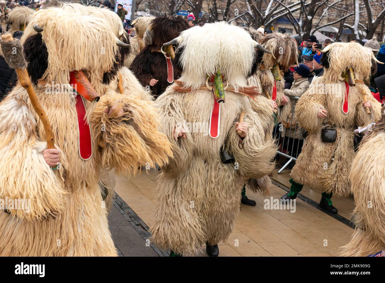 Pernik, Bulgarien. 28. Januar 2023 Maskierte Teilnehmer aus Slowenien beim Surva International Festival of Masquerade Games sind das größte Winterfestival in Europa und die beliebteste und maßgeblichste Manifestation traditioneller Volksspiele, Masken und Kostüme in Bulgarien. Dieses Jahr ist es die 29. Festival-Ausgabe, die drei ganze Tage lang mit mehr als 10 000 Teilnehmern aus ganz Europa abgehalten wird. Die Veranstaltung umfasst zahlreiche Konzerte und Workshops, Getränke- und Imbissstände und zieht Zehntausende von Zuschauern auf sich. Kredit: Ognyan Yosifov/Alamy Live News Stockfoto
