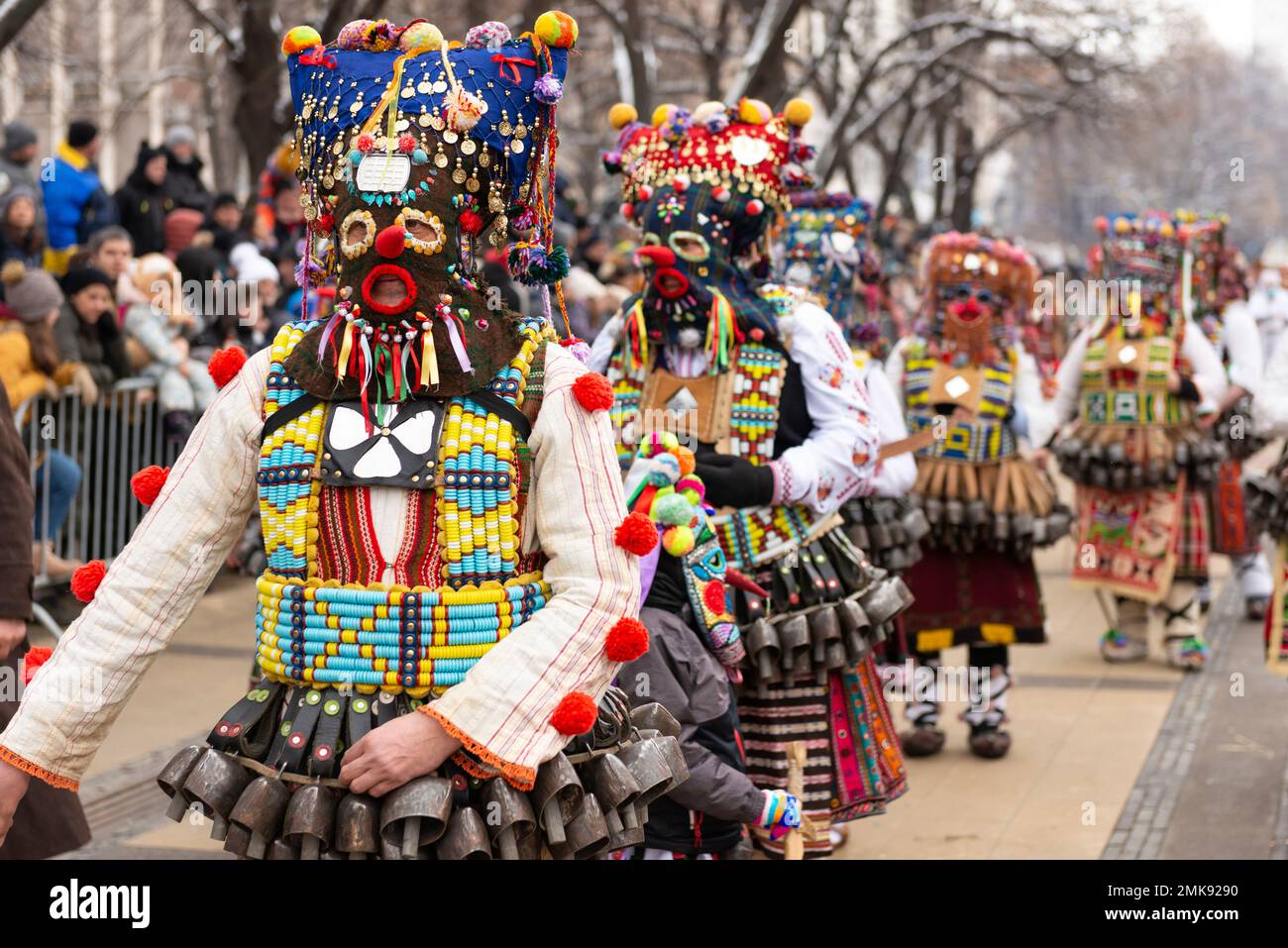 Pernik, Bulgarien. 28. Januar 2023 Farbenfrohe, komplexe Kostüme und Masken beim Surva International Festival of Masquerade Games ist das größte Winterfestival in Europa und die beliebteste und maßgeblichste Manifestation traditioneller Volksspiele, Masken und Kostüme in Bulgarien. Dieses Jahr ist es die 29. Festival-Ausgabe, die drei ganze Tage lang mit mehr als 10 000 Teilnehmern aus ganz Europa abgehalten wird. Die Veranstaltung umfasst zahlreiche Konzerte und Workshops, Getränke- und Imbissstände und zieht Zehntausende von Zuschauern auf sich. Kredit: Ognyan Yosifov/Alamy Live News Stockfoto