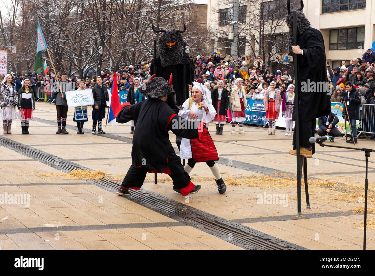 Pernik, Bulgarien. 28. Januar 2023 Maskierte Tänzer aus Serbien, die beim Surva International Festival of Masquerade Games ein Ritual durchführen, ist das größte Winterfestival in Europa und die beliebteste und maßgeblichste Manifestation traditioneller Volksspiele, Masken und Kostüme in Bulgarien. Dieses Jahr ist es die 29. Festival-Ausgabe, die drei ganze Tage lang mit mehr als 10 000 Teilnehmern aus ganz Europa abgehalten wird. Die Veranstaltung umfasst zahlreiche Konzerte und Workshops, Getränke- und Imbissstände und zieht Zehntausende von Zuschauern auf sich. Kredit: Ognyan Yosifov/Alamy Live News Stockfoto