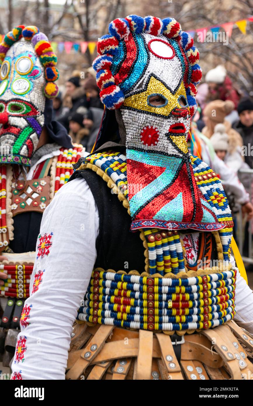 Pernik, Bulgarien. 28. Januar 2023 Teilnehmer mit komplexen bunten Masken und Kostümen beim Surva International Festival of Masquerade Games. IT i ist das größte Winterfestival in Europa und die beliebteste und maßgeblichste Manifestation traditioneller Volksspiele, Masken und Kostüme in Bulgarien. Dieses Jahr ist es die 29. Festival-Ausgabe, die drei ganze Tage lang mit mehr als 10 000 Teilnehmern aus ganz Europa abgehalten wird. Die Veranstaltung umfasst zahlreiche Konzerte und Workshops, Getränke- und Imbissstände und zieht Zehntausende von Zuschauern auf sich. Kredit: Ognyan Yosifov/Alamy Live News Stockfoto