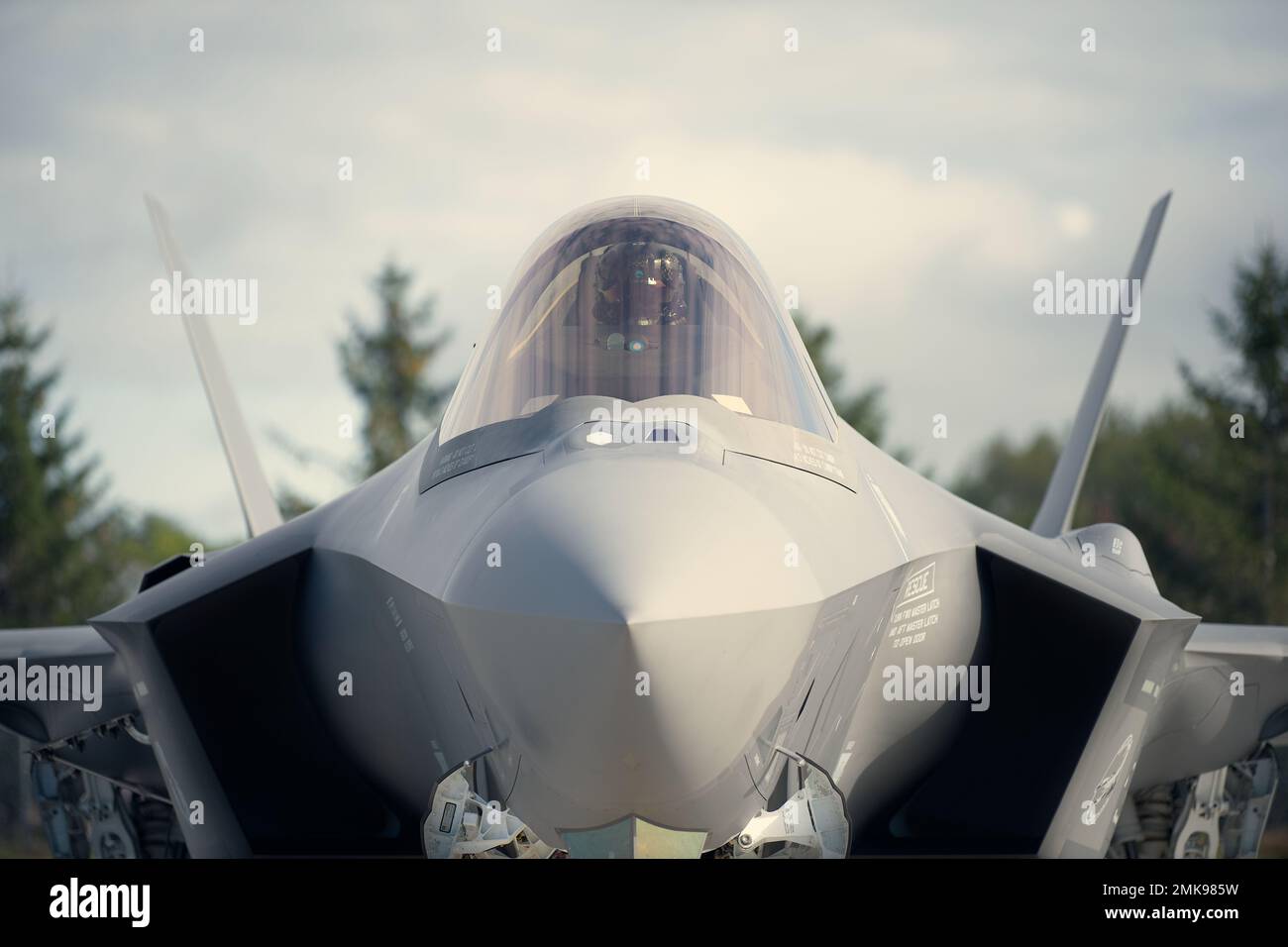 1. LT. Kelsey Flannery, ein F-35A Lightning II Pilot, der dem 134.-Kampfgeschwader des 158.-Kampfflügels der Vermont Air National Guard zugewiesen wurde, bereitet sich auf den Start für eine Trainingsmission vom South Burlington Air National Guard Base, Vermont, 7. September 2022 vor. Flannery, die erste weibliche F-35-Pilotin der Air National Guard, machte ihren ersten Flug mit der 158., nachdem sie von drei Jahren Flugtraining zurückgekehrt war. Stockfoto