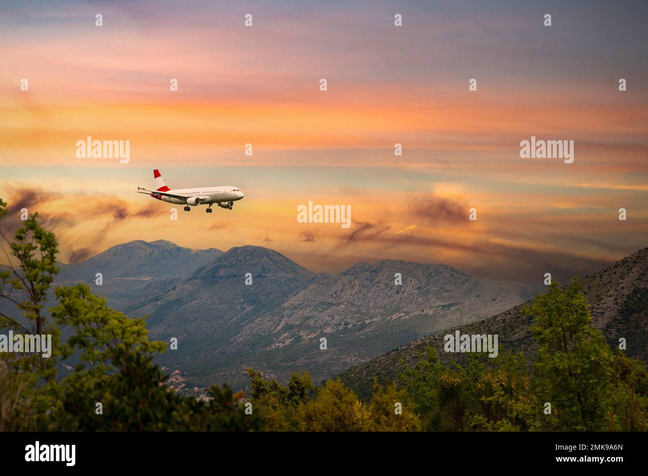 Flugzeug landet im Flughafen Dubrovnik (Cavtat) bei Sonnenuntergang. Stockfoto