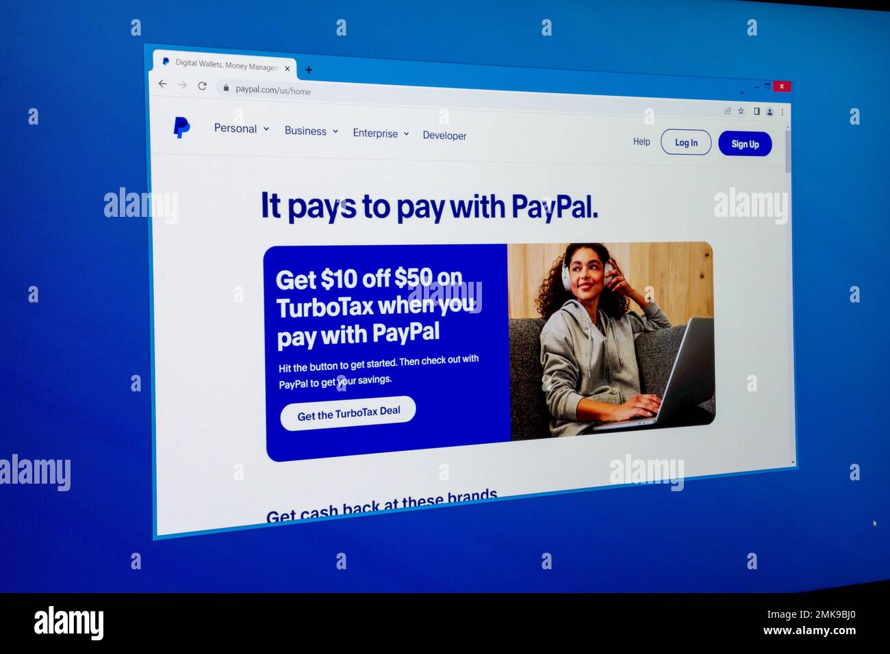 Nova Bana, Slowakei - 28. Januar 2023 : PayPal-Homepage auf dem Computerbildschirm. PayPal ist ein Geldtransferunternehmen mit über 400 Millionen aktiven Mitarbeitern Stockfoto