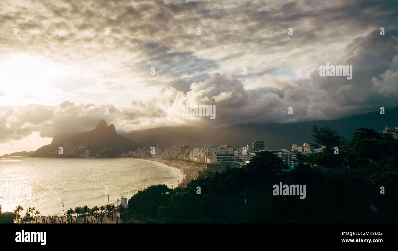 Atemberaubender Blick aus der Drohne auf die dramatischen Wolken über dem Strand Ipanema in Rio de Janeiro, Brasilien bei Sonnenuntergang Stockfoto