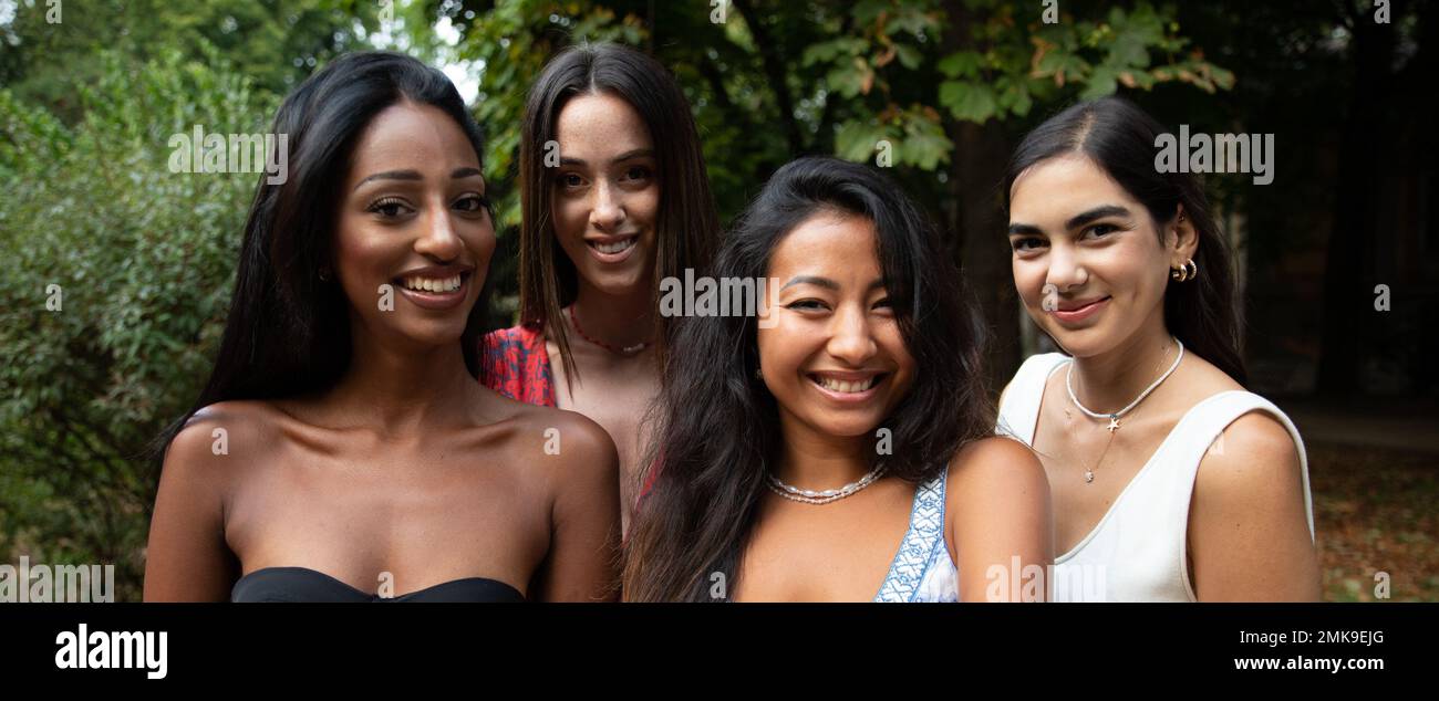 Porträt von vier Frauen unterschiedlicher ethnischer Herkunft, die zusammen lachen Stockfoto