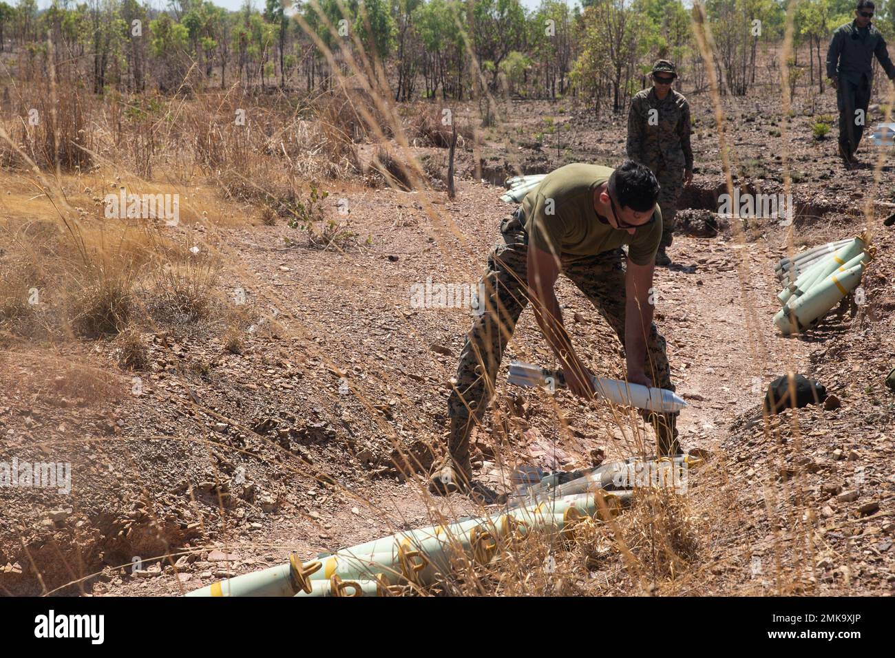 U.S. Marine Corps Lance CPL. Nicholk Primavera, ein Munitionstechniker mit dem Kommandoelement Marine Rotational Force-Darwin (MRF-D) 22, organisiert M252 81mm Mörsergranaten während einer Notzerstörungsschulung im Mount Bundey Training Area, NT, Australien, am 7. September 2022. Die Schulung bot MRF-D 22-Munitionstechnikern eine Notvernichtungsbescheinigung bei der Entsorgung von nicht mehr einsatzbarer Ammunition. Stockfoto