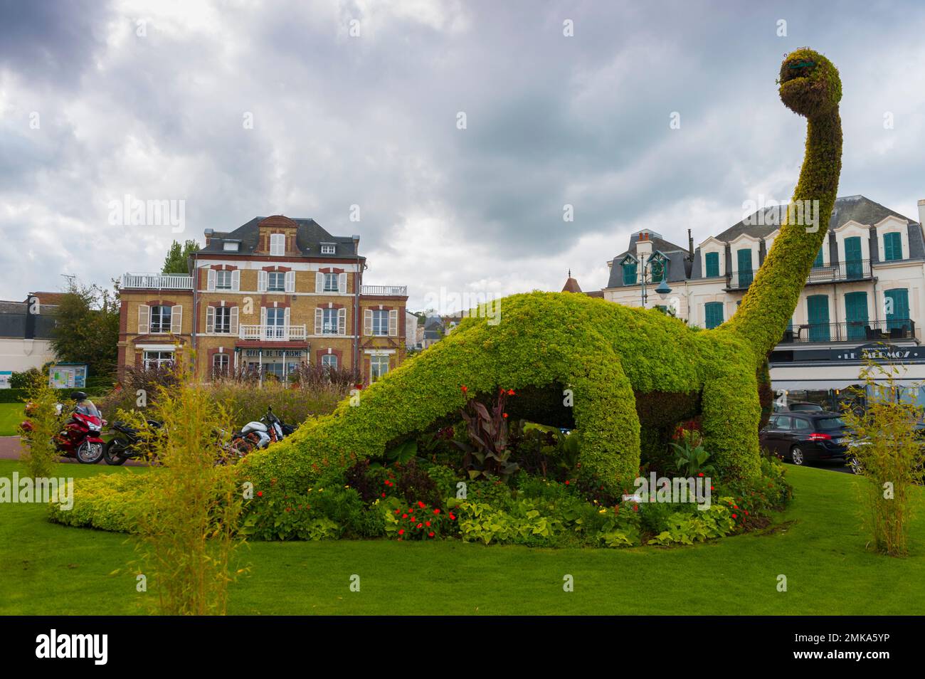 Frankreich, Calvados (14), Villers-sur-Mer, vegetalischer Dinosaurier vor dem Tourismusbüro Stockfoto