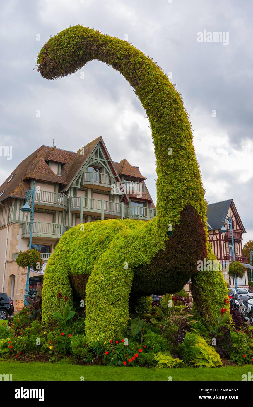 Frankreich, Calvados (14), Villers-sur-Mer, vegetalischer Dinosaurier vor dem Tourismusbüro Stockfoto
