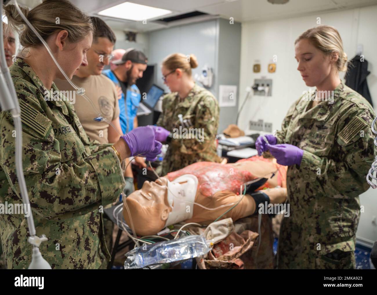 NORFOLK (Sept 7, 2022) die Chirurgen des Expeditionary Resuscitative Surgical System (ERSS) und des Krankenhauspitals, die dem Naval Medical Center Portsmouth zugewiesen wurden, führen während eines realistischen Test-of-Concept an Bord des Docks der Whidbey Island-Klasse, USS Tortuga (LSD-46), 7. September 2022, Notfalloperationen und erweiterte Traumaversorgung an Schaufensterpuppen durch. ERSS wurde entwickelt, um fortgeschrittene medizinische Fähigkeiten an der nächsten Verletzungsstelle zu bieten, entweder auf dem Wasser, unter Wasser oder an Land während der Kampf- oder Notfalleinsätze in einer verteilten Meeresumwelt. Stockfoto