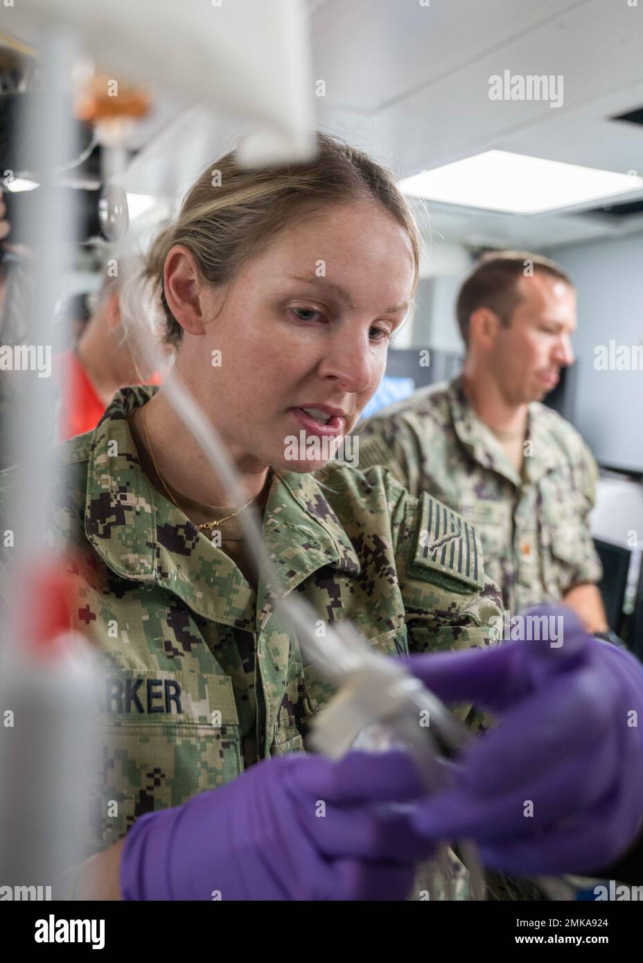 NORFOLK (Sept 7, 2022) die Chirurgen des Expeditionary Resuscitative Surgical System (ERSS) und des Krankenhauspitals, die dem Naval Medical Center Portsmouth zugewiesen wurden, führen während eines realistischen Test-of-Concept an Bord des Docks der Whidbey Island-Klasse, USS Tortuga (LSD-46), 7. September 2022, Notfalloperationen und erweiterte Traumaversorgung an Schaufensterpuppen durch. ERSS wurde entwickelt, um fortgeschrittene medizinische Fähigkeiten an der nächsten Verletzungsstelle zu bieten, entweder auf dem Wasser, unter Wasser oder an Land während der Kampf- oder Notfalleinsätze in einer verteilten Meeresumwelt. Stockfoto