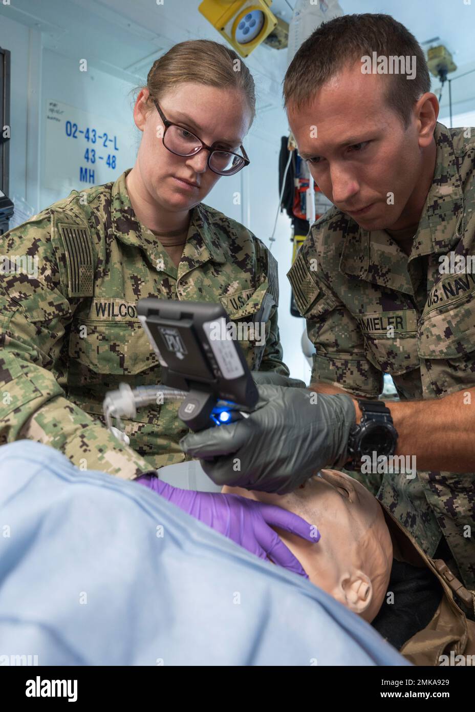 NORFOLK (Sept 7, 2022) die Chirurgen des Expeditionary Resuscitative Surgical System (ERSS) und des Krankenhauspitals, die dem Naval Medical Center Portsmouth zugewiesen wurden, führen während eines realistischen Test-of-Concept an Bord des Docks der Whidbey Island-Klasse, USS Tortuga (LSD-46), 7. September 2022, Notfalloperationen und erweiterte Traumaversorgung an Schaufensterpuppen durch. ERSS wurde entwickelt, um fortgeschrittene medizinische Fähigkeiten an der nächsten Verletzungsstelle zu bieten, entweder auf dem Wasser, unter Wasser oder an Land während der Kampf- oder Notfalleinsätze in einer verteilten Meeresumwelt. Stockfoto