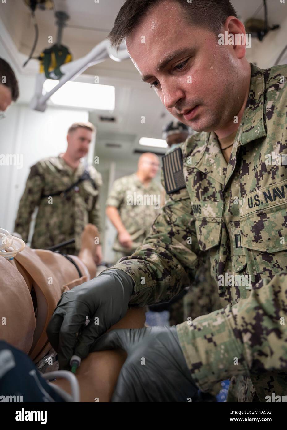 NORFOLK (Sept 7, 2022) die Chirurgen des Expeditionary Resuscitative Surgical System (ERSS) und des Krankenhauspitals, die dem Naval Medical Center Portsmouth zugewiesen wurden, führen während eines realistischen Test-of-Concept an Bord des Docks der Whidbey Island-Klasse, USS Tortuga (LSD-46), 7. September 2022, Notfalloperationen und erweiterte Traumaversorgung an Schaufensterpuppen durch. ERSS wurde entwickelt, um fortgeschrittene medizinische Fähigkeiten an der nächsten Verletzungsstelle zu bieten, entweder auf dem Wasser, unter Wasser oder an Land während der Kampf- oder Notfalleinsätze in einer verteilten Meeresumwelt. Stockfoto