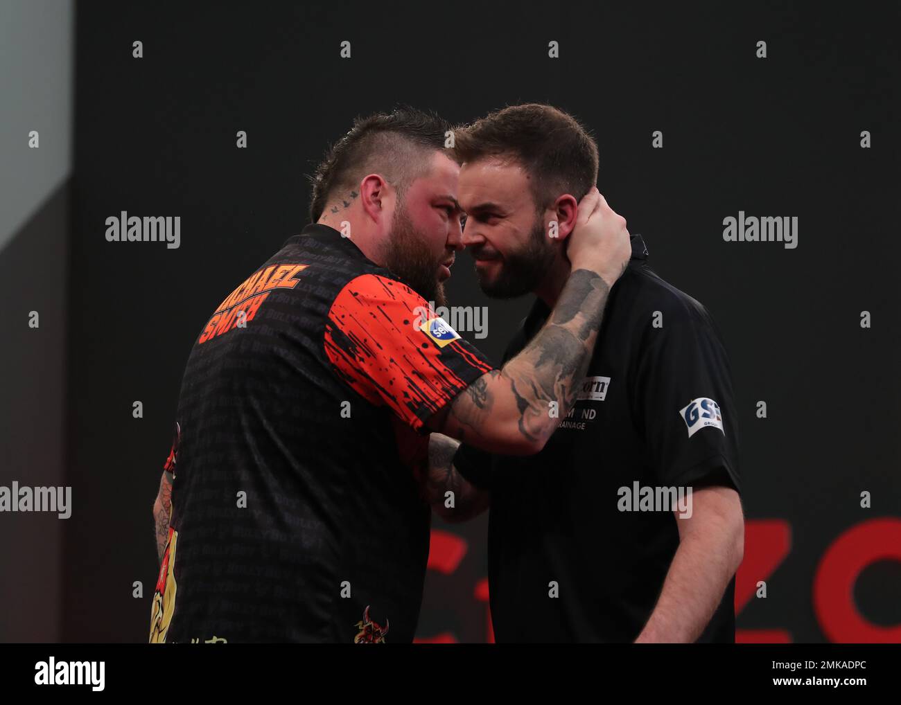 Marshall Arena, Milton Keynes, Großbritannien. 28. Januar 2023. 2023 PDC Cazoo Masters Day 2 Abendsitzung; Ross Smith wird von Michael Smith umarmt, nachdem er gegen den Weltmeister Credit: Action Plus Sports/Alamy Live News verloren hat Stockfoto