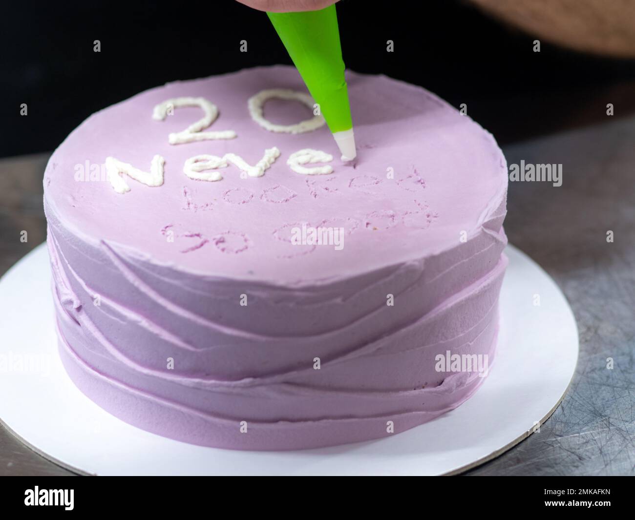 20 Jahre alter Milchkuchen, dekoriert mit einem handgemachten Creme-Satz vom Bäckerdesigner Stockfoto