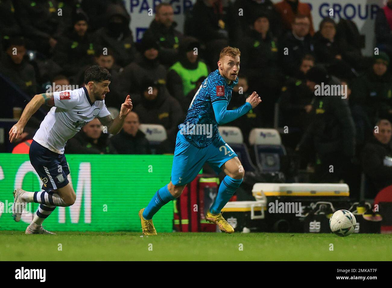 Dejan Kulusevski #21 von Tottenham Hotspur läuft mit dem Ball während des Emirates FA Cup Viertrundenspiels Preston North End vs Tottenham Hotspur in Deepdale, Preston, Großbritannien, 28. Januar 2023 (Foto von Conor Molloy/News Images) Stockfoto