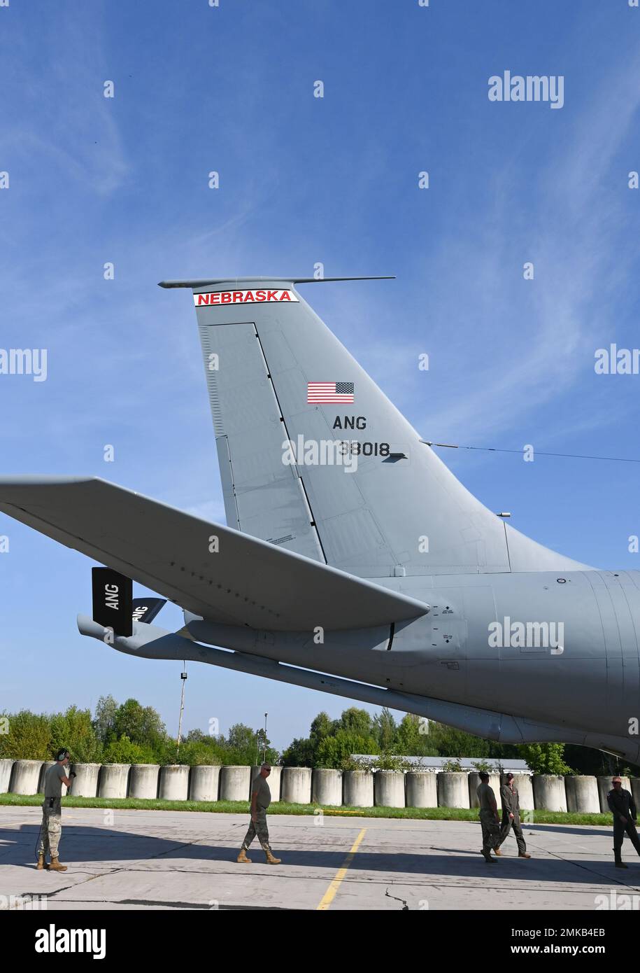 Flugpersonal und Wartungspersonal des 155. Air Betanking Wing führen Nachflugoperationen auf dem KC-135R Stratotanker durch, 7. September 2022. Wachmänner und Reserve-Bürger-Luftwaffe leisten kritische Unterstützung durch das Einsatzgebiet der USAFE-AFRIKA, indem sie in eine Vielzahl von Nationen einreisen und mit ihnen interagieren. Stockfoto