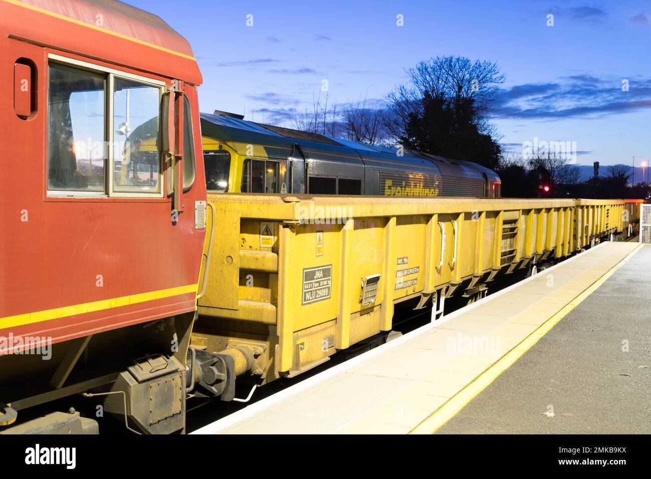 EWS Güterzug 66028 Lokomotivnetz Schienennetz Stockfoto