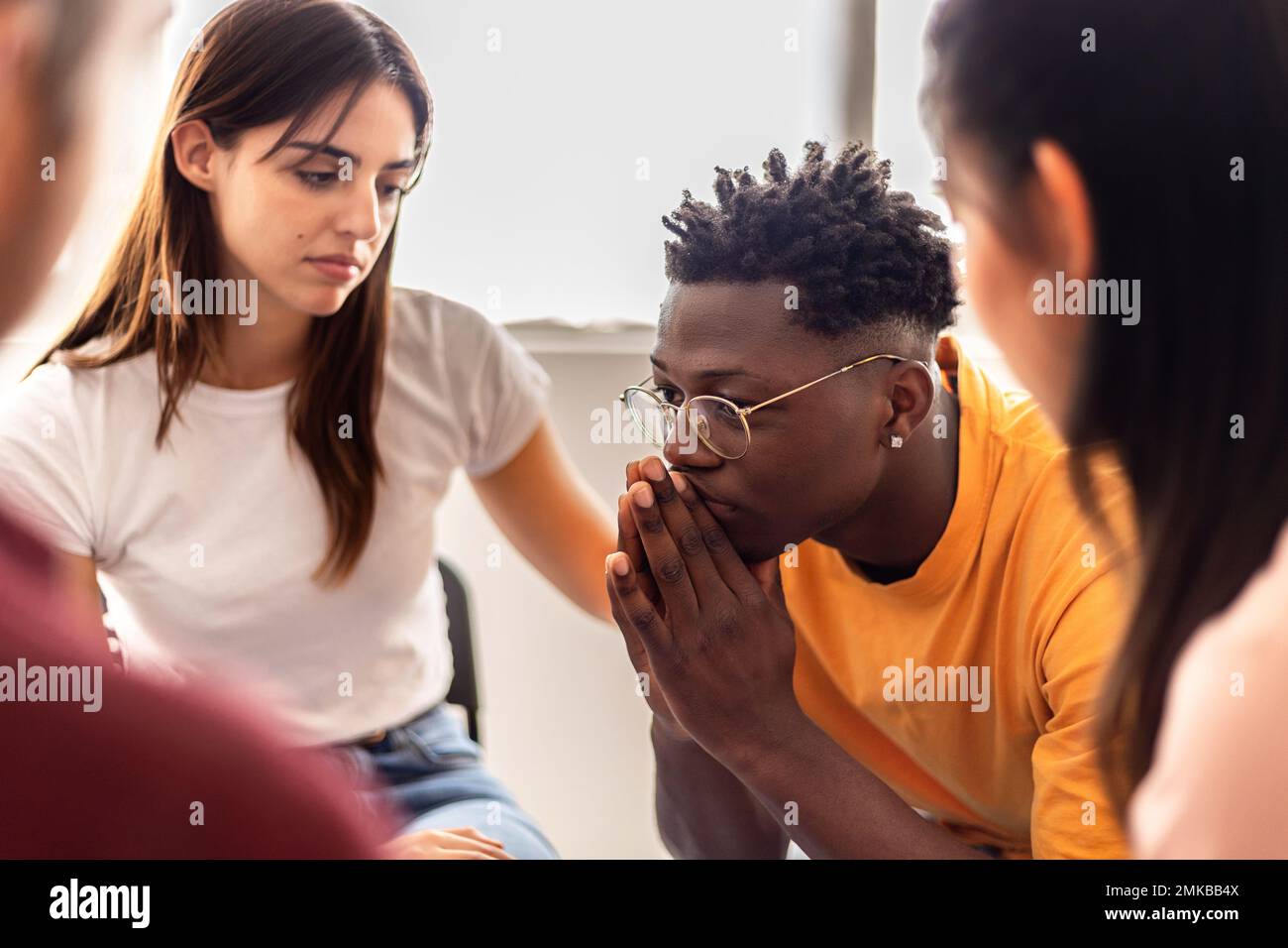 Selbsthilfegruppe im Kreis während der Therapiesitzung Stockfoto