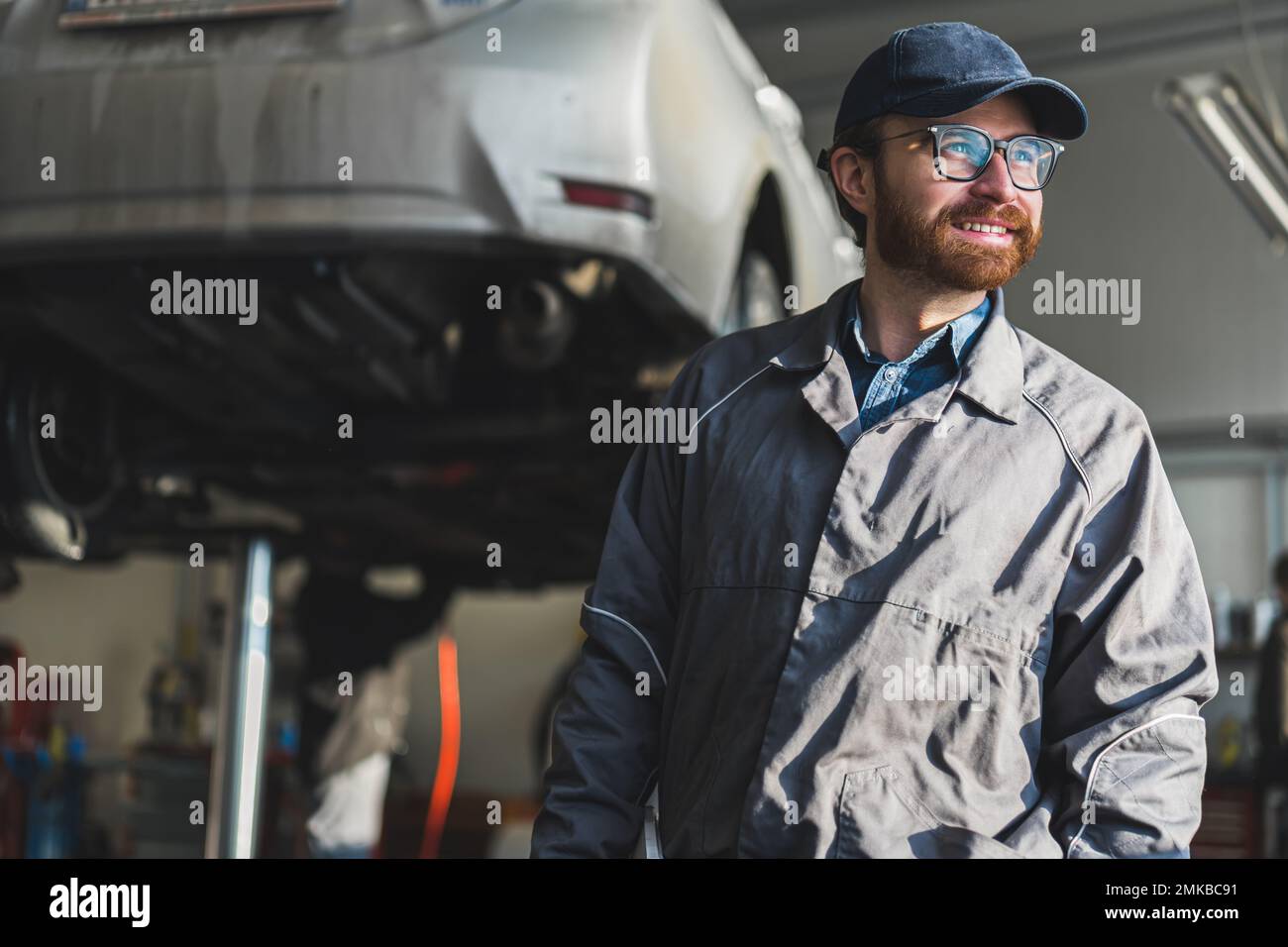 Mechaniker ist Ölwechsel im Auto mit alten Plastikflasche als Trichter  Stockfotografie - Alamy