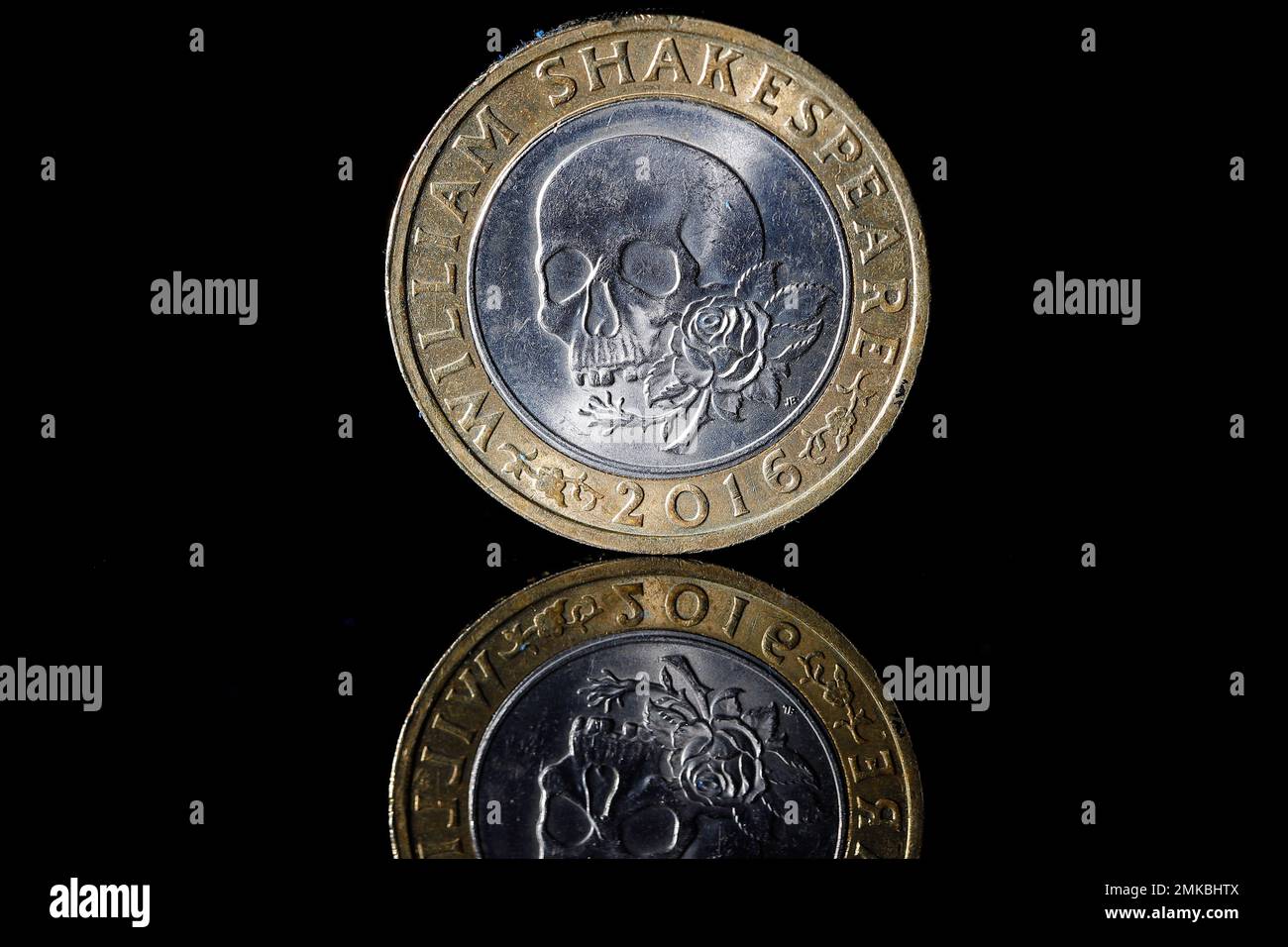 Eine britische £2-Euro-Münze zum Gedenken an William Shakespeare-Tragödien, herausgegeben von der Royal Mint im Jahr 2016 Stockfoto