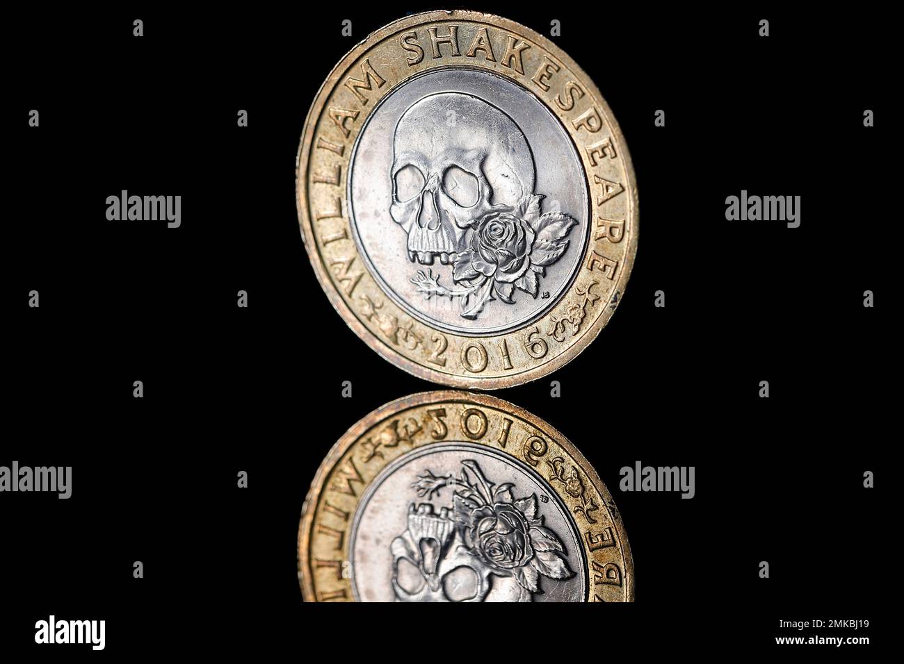 Eine britische £2-Euro-Münze zum Gedenken an William Shakespeare-Tragödien, herausgegeben von der Royal Mint im Jahr 2016 Stockfoto