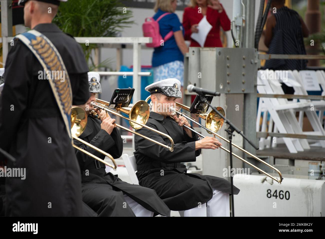 220907-N-PN850-1004 BALTIMORE (SEPT. 07, 2022) die U.S. Navy Band tritt bei der Eröffnungszeremonie der Maryland Fleet Week auf. Stockfoto