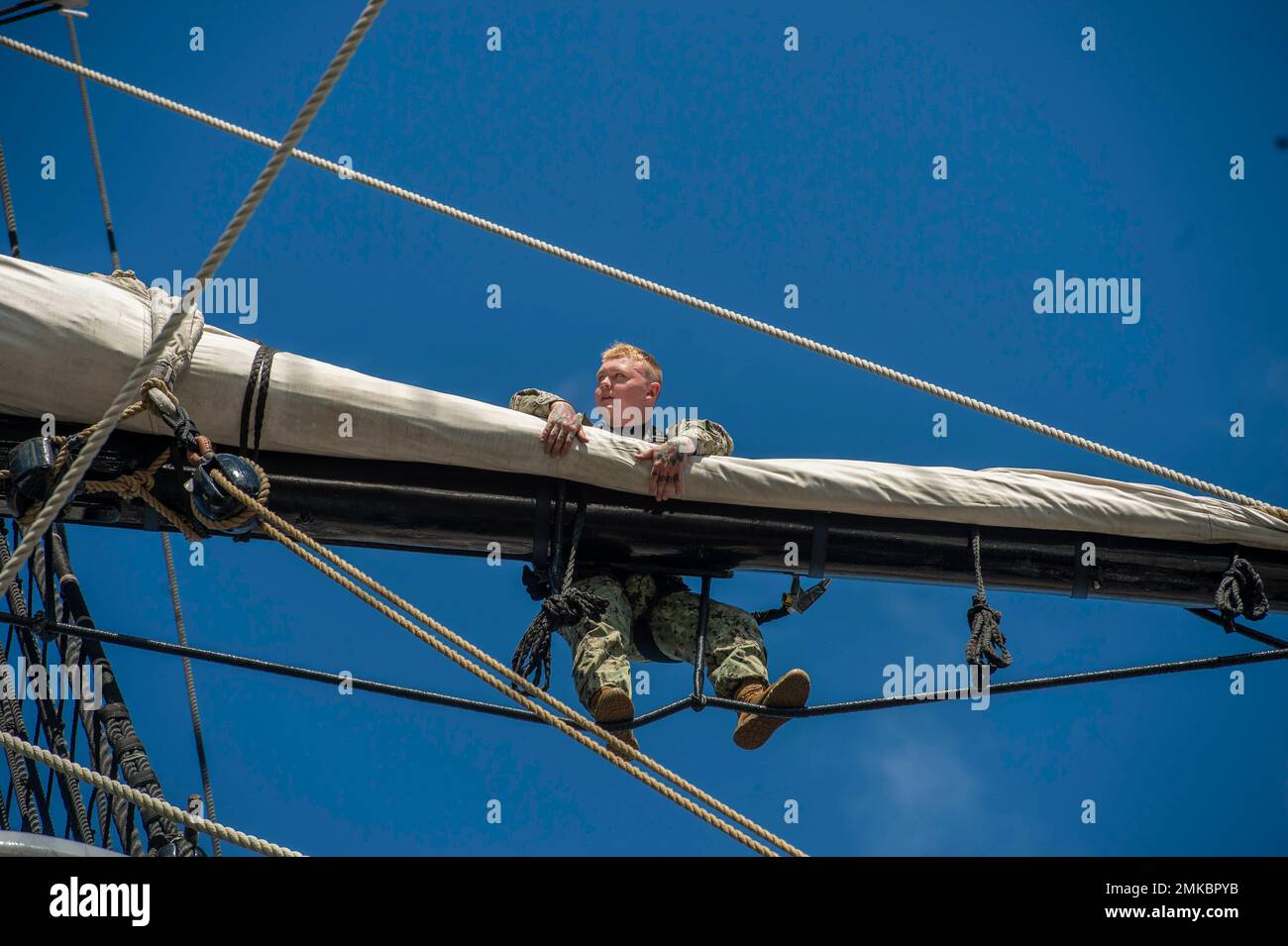 BOSTON (8.. September 2022) der aus Norfolk, Massachusetts stammende Feuerwehrmann Skyler Brooks segelt während einer Kletterentwicklung an Bord der USS Constitution auf dem Hof. USS Constitution, das älteste in Auftrag gegebene Kriegsschiff der Welt, spielte eine entscheidende Rolle in den Barbarenkriegen und dem Krieg von 1812 und verteidigte von 1797 bis 1855 aktiv die Seewege. Während des normalen Betriebs bieten die an Bord der USS Constitution stationierten aktiven Seeleute kostenlose Touren an und bieten mehr als 600.000 Menschen pro Jahr öffentliche Besichtigungen an, da sie die Mission des Schiffes unterstützen, die Geschichte und die maritime Schifffahrt der Marine zu fördern Stockfoto