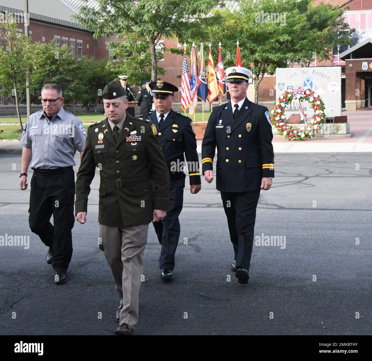 Fort Drum-Beamte legten am 8. September vor dem „Lest We Forget“-Denkmal vor der Clark Hall während der jährlichen 9/11-Befolgung auf dem Postweg einen Kranz nieder. Vorne ist Oberstleutnant Anthony Howell, Bataillonskommandant der Militärpolizei 91. und Leiter des Fort Drum Fire and Emergency Services; von links sind Glenn Follett, Fort Drum Emergency Medical Service; LT. Kevin Edmonds, Fort Drum Police; und Fort Drum Fire Capt. Jeff Hambsch, Fort Drum Fire and Emergency Service. (Foto von Mike Strasser, Fort Drum Garrison Public Affairs) Stockfoto