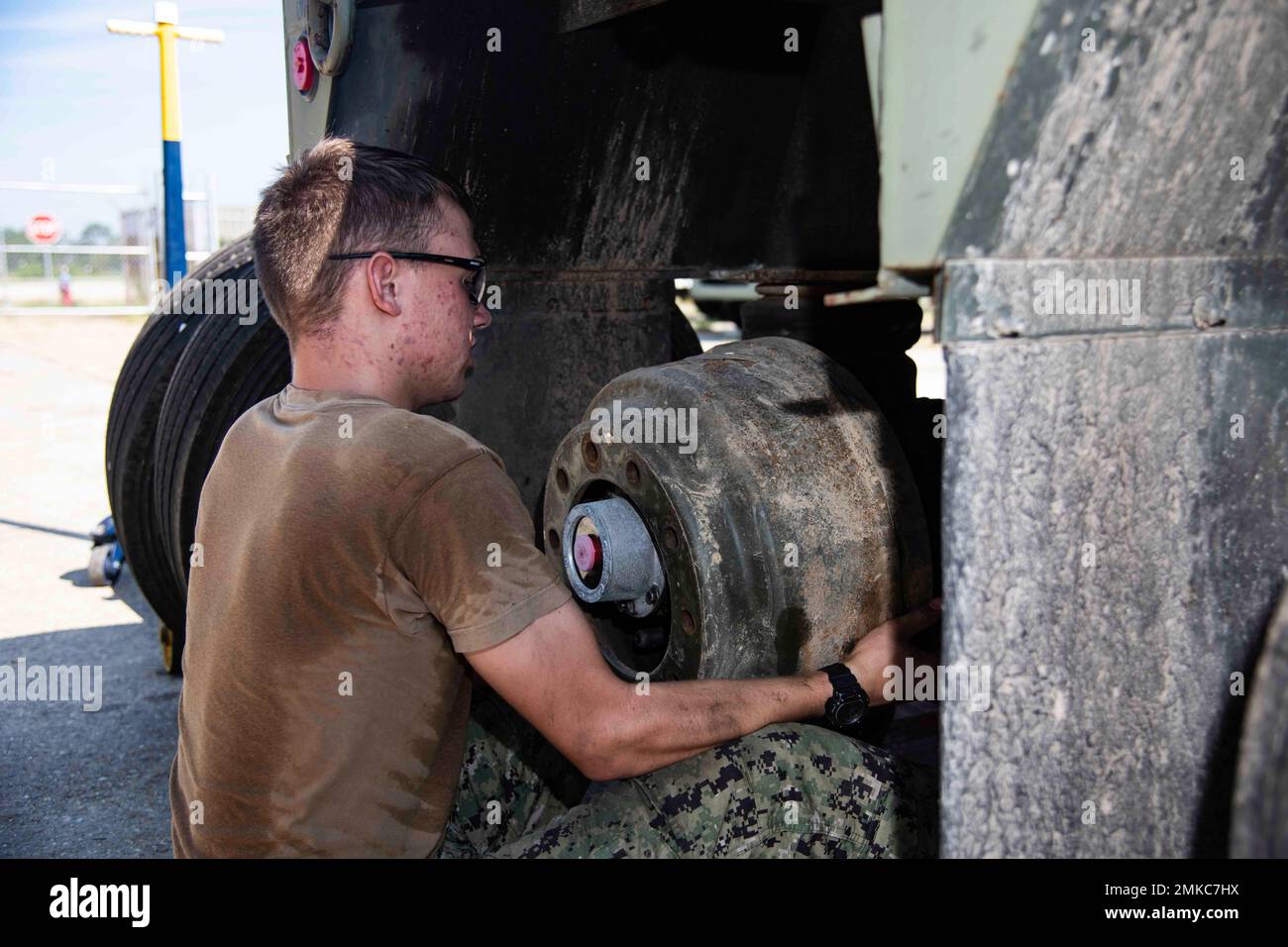 220908-N-PI330-1049 Gulfport, Mississippi (8. September 2022) Baumechaniker Patrick Lowrimore, dem Naval Mobile Construction Battalion 133 (NMCB 133) zugeteilt, entfernt am 8. September 2022 eine Bremstrommel aus einem 55-Tonnen-Tieflader im Naval Construction Battalion Center, Gulfport, Mississippi. NMCB 133 ist im Homeport in Gulfport, Mississippi und führt Trainingszyklen durch. NMCB, NMCB 133, Seabee, Stockfoto