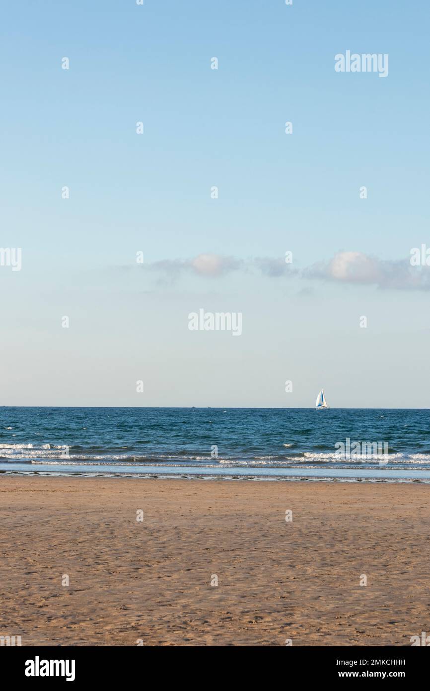 Vergnügungsboote am Strand von laredo einen Sommertag vom Strand entfernt Stockfoto